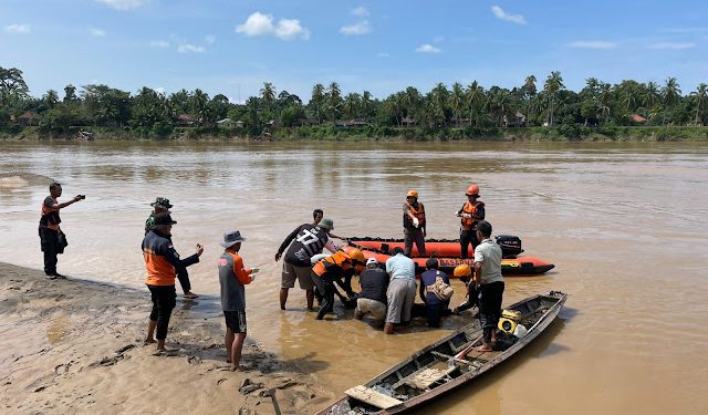 Tim BASARNAS bersama unsur Potensi SAR mengevakuasi korban tenggelam di Sungai Batanghari, Desa Teriti, Kecamatan Sumay, Kabupaten Tebo. (Dok: Rahmat)