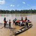 Tim BASARNAS bersama unsur Potensi SAR mengevakuasi korban tenggelam di Sungai Batanghari, Desa Teriti, Kecamatan Sumay, Kabupaten Tebo. (Dok: Rahmat)