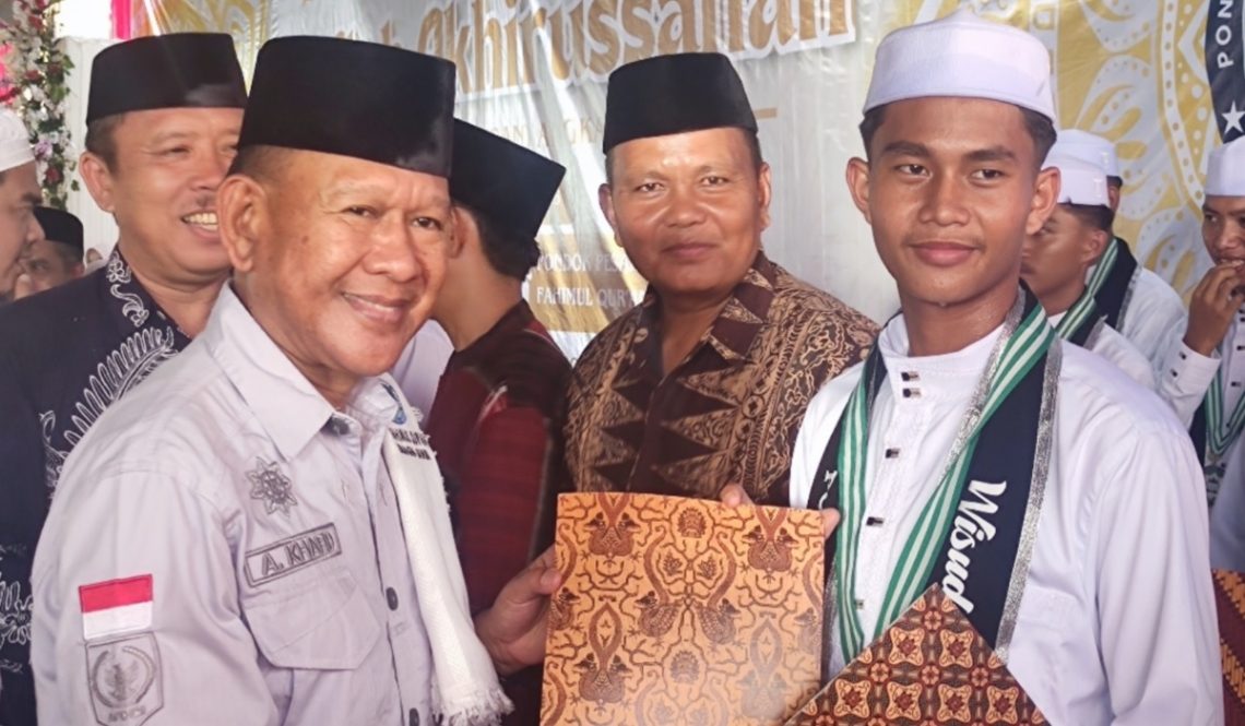 Wakil Bupati Merangin A. Khafidh menghadiri Haflah Akhirussanah dan wisuda 33 santri/santriwati angkatan ke-V Pondok Pesantren Fahimul Qur’an di Desa Sungai Ula, Rabu (20/05). (Dok: Diksominfo Merangin)