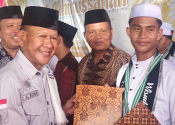 Wakil Bupati Merangin A. Khafidh menghadiri Haflah Akhirussanah dan wisuda 33 santri/santriwati angkatan ke-V Pondok Pesantren Fahimul Qur’an di Desa Sungai Ula, Rabu (20/05). (Dok: Diksominfo Merangin)