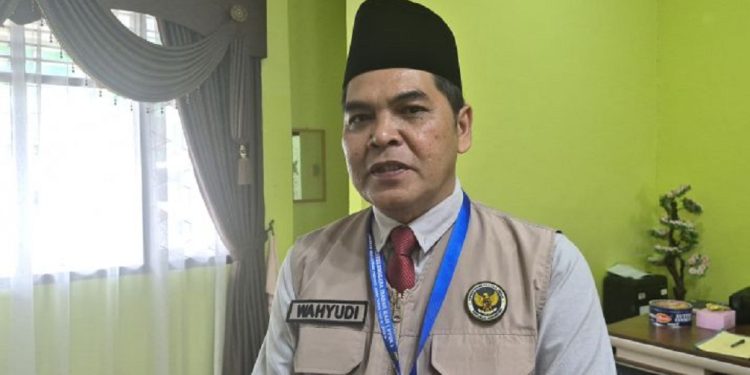 Kakanwil Kemenhaj Provinsi Jambi Wahyudi saat memberikan keterangan di Asrama Haji Kota Jambi. (Dok: Rudi)