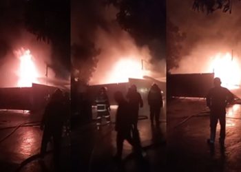 Petugas pemadam kebakaran berjibaku memadamkan api yang melahap bangunan diduga tempat penimbunan BBM di kawasan belakang gedung BPK Jambi, Kecamatan Kota Baru, Jumat malam (15/05/2026). (Dok: Redaksi)