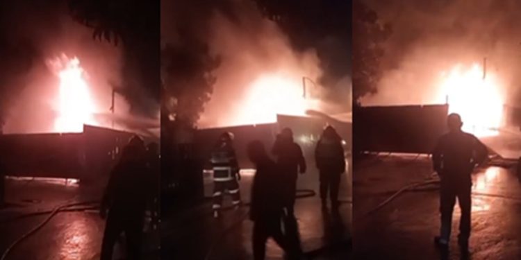 Petugas pemadam kebakaran berjibaku memadamkan api yang melahap bangunan diduga tempat penimbunan BBM di kawasan belakang gedung BPK Jambi, Kecamatan Kota Baru, Jumat malam (15/05/2026). (Dok: Redaksi)