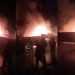 Petugas pemadam kebakaran berjibaku memadamkan api yang melahap bangunan diduga tempat penimbunan BBM di kawasan belakang gedung BPK Jambi, Kecamatan Kota Baru, Jumat malam (15/05/2026). (Dok: Redaksi)