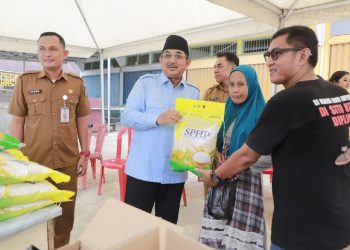 Bupati Tanjung Jabung Barat Anwar Sadat meninjau pelaksanaan pasar murah di Kuala Tungkal. (Dok: Diskominfo Tanjab Barat)