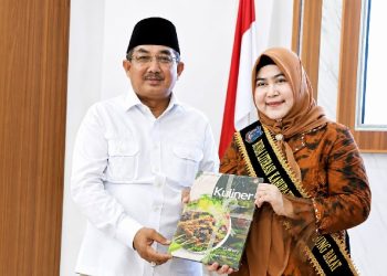 Bupati Tanjung Jabung Barat Anwar Sadat bersama Bunda Literasi Hj. Fadhilah Sadat meluncurkan Buku Kuliner Kabupaten Tanjung Jabung Barat. (Dok: Redaksi)