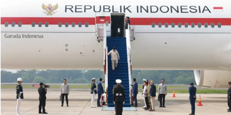 Presiden Prabowo Subianto tiba di Lanud Halim Perdanakusuma, Jakarta, usai menyelesaikan kunjungan kenegaraan ke Prancis. (Dok: Bakom RI)