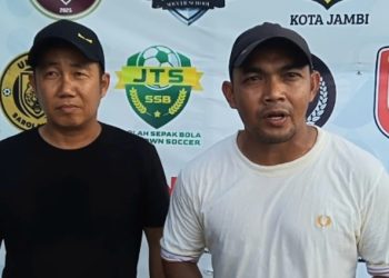 Coach Oktavianus didampingi Yudi Nakata di Lapangan Jambi Mini Soccer. (Dok: Alpin)
