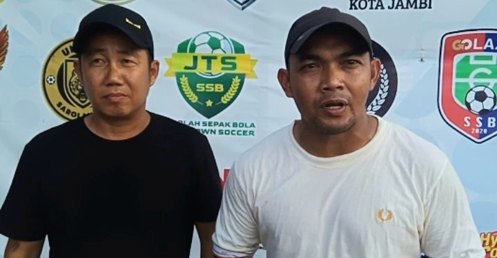 Coach Oktavianus didampingi Yudi Nakata di Lapangan Jambi Mini Soccer. (Dok: Alpin)