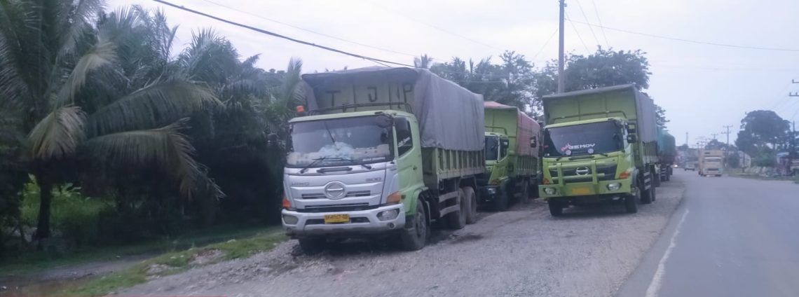 Puluhan truk angkutan batu bara masih terlihat melintas di Jalur Lintas Sumatera wilayah Sarolangun. (Dok: Redaksi)
