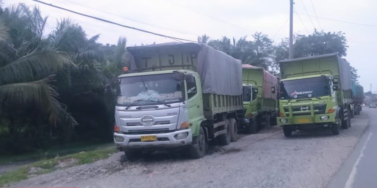 Puluhan truk angkutan batu bara masih terlihat melintas di Jalur Lintas Sumatera wilayah Sarolangun. (Dok: Redaksi)