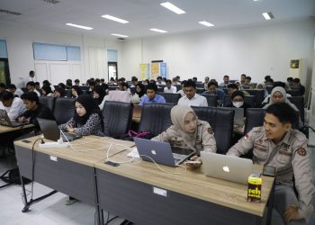 Peserta mengikuti Evaluasi Pembinaan dan Sertifikasi Calon Ahli K3 Umum Batch 2 yang digelar serentak di sejumlah daerah di Indonesia. (Dok: Humas Kemnaker)