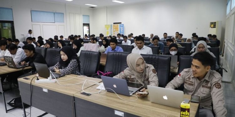 Peserta mengikuti Evaluasi Pembinaan dan Sertifikasi Calon Ahli K3 Umum Batch 2 yang digelar serentak di sejumlah daerah di Indonesia. (Dok: Humas Kemnaker)