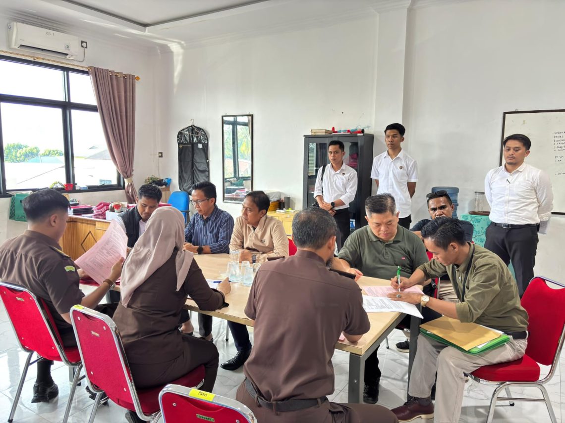 Tiga tersangka kasus dugaan korupsi pengadaan bahan kimia Perumda Tirta Mayang Kota Jambi digiring petugas usai pelimpahan tahap II di Kejari Jambi. (Dok: Rudi)