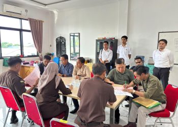 Tiga tersangka kasus dugaan korupsi pengadaan bahan kimia Perumda Tirta Mayang Kota Jambi digiring petugas usai pelimpahan tahap II di Kejari Jambi. (Dok: Rudi)
