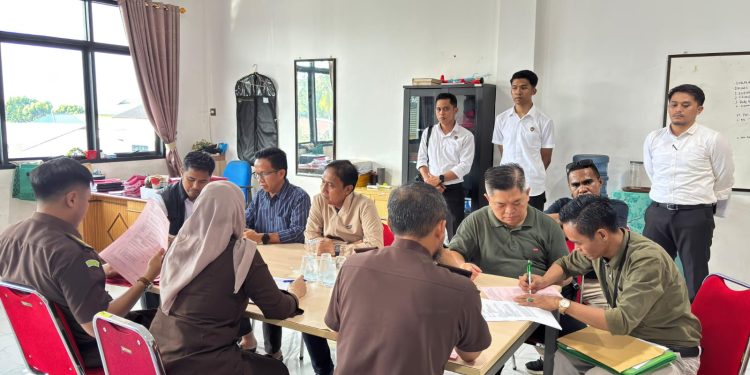 Tiga tersangka kasus dugaan korupsi pengadaan bahan kimia Perumda Tirta Mayang Kota Jambi digiring petugas usai pelimpahan tahap II di Kejari Jambi. (Dok: Rudi)