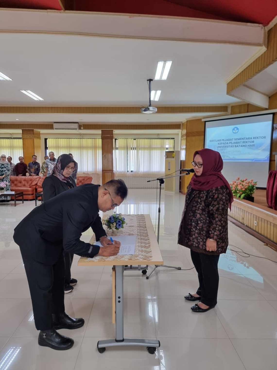 SERTIJAB: Proses serah Terima jabatan Pjs Rektor Unbari di kantor LLDIKTI Wilayah X, Padang, Sumatra Barat. (Dok: Redaksi)