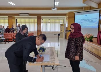SERTIJAB: Proses serah Terima jabatan Pjs Rektor Unbari di kantor LLDIKTI Wilayah X, Padang, Sumatra Barat. (Dok: Redaksi)