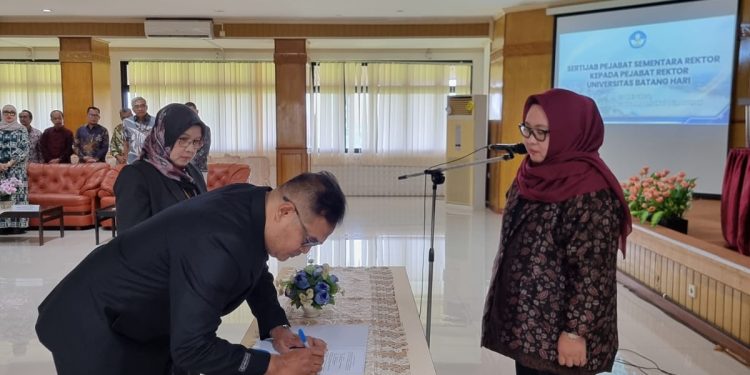SERTIJAB: Proses serah Terima jabatan Pjs Rektor Unbari di kantor LLDIKTI Wilayah X, Padang, Sumatra Barat. (Dok: Redaksi)
