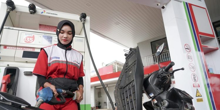 petugas saat mengisi BBM ke kendaraan di salah satu SPBU Jambi. (Dok: Pertamina Patra Niaga)