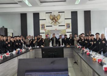 Wakil Ketua Umum KONI Jambi, AS Budianto saat melepas atlet karate Jambi jelang tampil di Kejuaraan Nasional (Kejurnas) Karate yang akan digelar di Bandung. (Dok: Alpin)