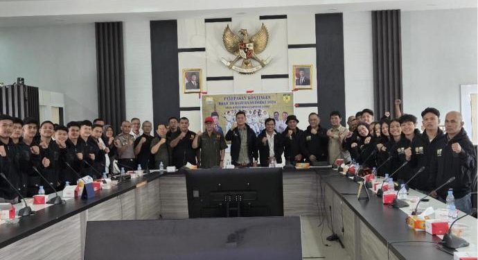 Wakil Ketua Umum KONI Jambi, AS Budianto saat melepas atlet karate Jambi jelang tampil di Kejuaraan Nasional (Kejurnas) Karate yang akan digelar di Bandung. (Dok: Alpin)