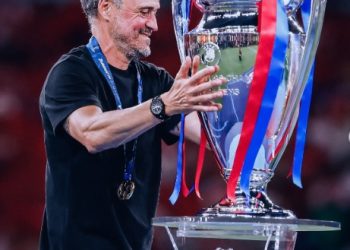 Pelatih PSG Luis Enrique mengangkat trofi Liga Champions usai membawa Les Parisiens mempertahankan gelar Eropa setelah mengalahkan Arsenal melalui adu penalti di final yang berlangsung di Puskas Arena, Budapest, Hungaria. (Dok: Instagram @psg)
