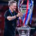Pelatih PSG Luis Enrique mengangkat trofi Liga Champions usai membawa Les Parisiens mempertahankan gelar Eropa setelah mengalahkan Arsenal melalui adu penalti di final yang berlangsung di Puskas Arena, Budapest, Hungaria. (Dok: Instagram @psg)