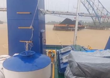 tangkapan layar tongkang batubara tabrak tiang fender Jembatan Muara Sabak. (Dok: Redaksi)