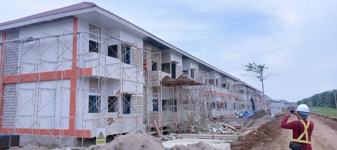 Aktivitas pekerja dan alat berat masih berlangsung di lokasi pembangunan Sekolah Rakyat Kabupaten Tanjab Timur. (Dok: Rudi)