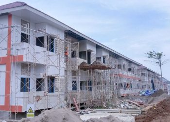 Aktivitas pekerja dan alat berat masih berlangsung di lokasi pembangunan Sekolah Rakyat Kabupaten Tanjab Timur. (Dok: Rudi)