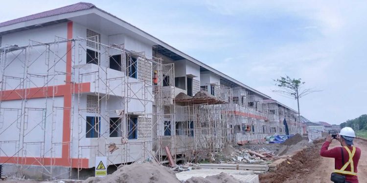 Aktivitas pekerja dan alat berat masih berlangsung di lokasi pembangunan Sekolah Rakyat Kabupaten Tanjab Timur. (Dok: Rudi)