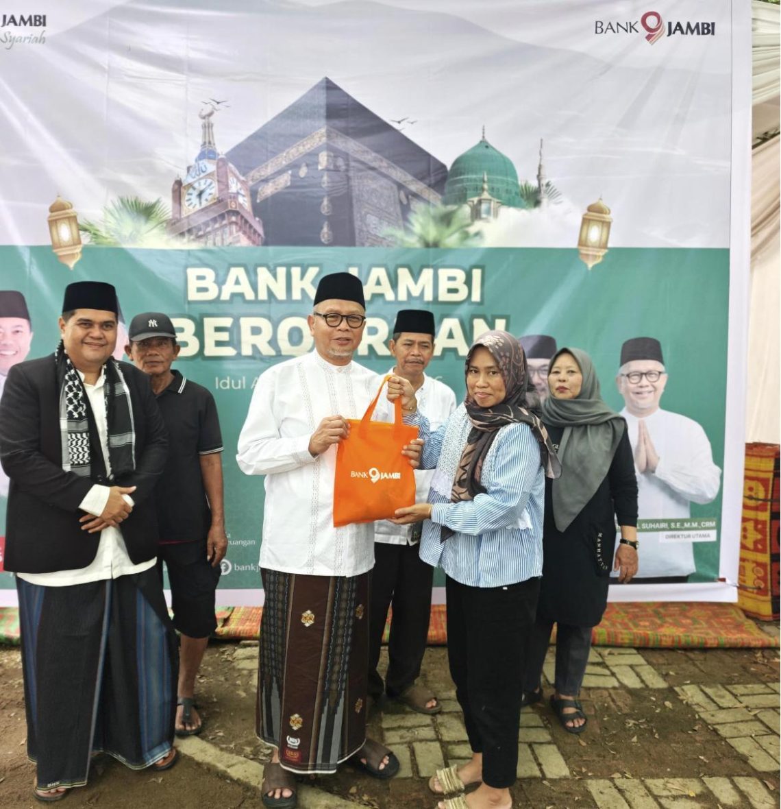 Direktur Utama Bank Jambi, Khairul Suhairi bersama jajaran direksi dan karyawan saat pelaksanaan pemotongan hewan kurban Idul Adha 1447 Hijriah di kantor pusat Bank Jambi, Rabu (27/5/2026). (Dok: Redaksi)