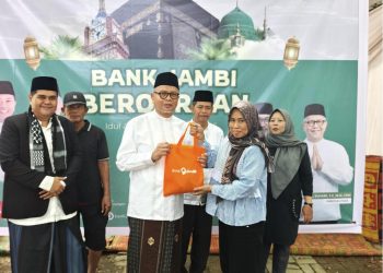 Direktur Utama Bank Jambi, Khairul Suhairi bersama jajaran direksi dan karyawan saat pelaksanaan pemotongan hewan kurban Idul Adha 1447 Hijriah di kantor pusat Bank Jambi, Rabu (27/5/2026). (Dok: Redaksi)