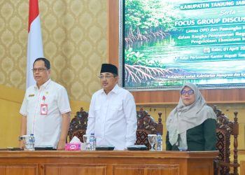 Bupati Tanjung Jabung Barat Anwar Sadat mengukuhkan Kelompok Kerja Mangrove Daerah (KKMD) dalam kegiatan FGD lintas sektor di Balai Pertemuan Kantor Bupati, Rabu (1/4). (Dok: Diskominfo Tanjab Barat)