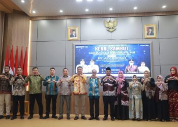 Bupati Tanjung Jabung Barat Anwar Sadat bersama Wakil Bupati Katamso menyambut Kajari baru Muhammad Ridwan Bugis dalam acara ramah tamah dan silaturahmi di Aula Rumah Dinas Bupati, Senin malam (11/05). (Dok: Rahmat)