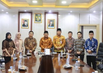 Bupati Tanjung Jabung Barat Anwar Sadat mengikuti Entry Meeting pemeriksaan LKPD Tahun 2025 bersama Badan Pemeriksa Keuangan Republik Indonesia Perwakilan Provinsi Jambi secara virtual di Ruang Rapat Bupati, Kamis (2/4). (Dok: Diskominfo Tanjab Barat)