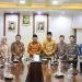 Bupati Tanjung Jabung Barat Anwar Sadat mengikuti Entry Meeting pemeriksaan LKPD Tahun 2025 bersama Badan Pemeriksa Keuangan Republik Indonesia Perwakilan Provinsi Jambi secara virtual di Ruang Rapat Bupati, Kamis (2/4). (Dok: Diskominfo Tanjab Barat)