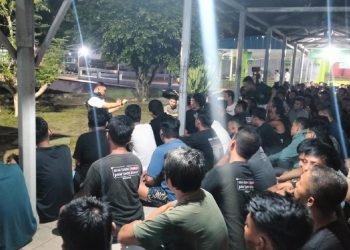 Petugas gabungan melakukan razia di blok hunian warga binaan Lembaga Pemasyarakatan Kelas IIA Jambi. (Dok: Rudi)