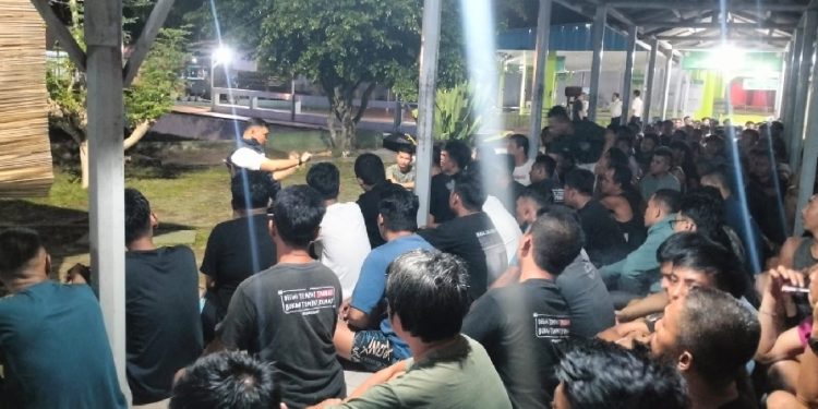 Petugas gabungan melakukan razia di blok hunian warga binaan Lembaga Pemasyarakatan Kelas IIA Jambi. (Dok: Rudi)