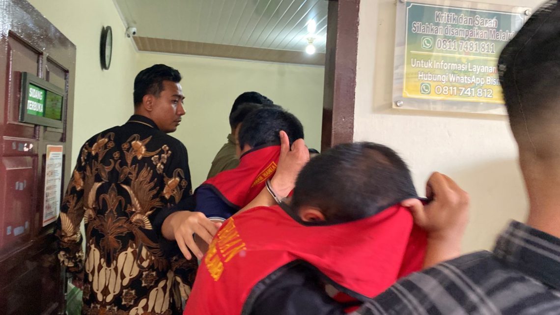 Terdakwa kasus peredaran sabu 58 kilogram usai menjalani sidang pemeriksaan di Pengadilan Negeri Jambi. (Dok: Rudi)