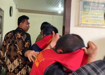 Terdakwa kasus peredaran sabu 58 kilogram usai menjalani sidang pemeriksaan di Pengadilan Negeri Jambi. (Dok: Rudi)