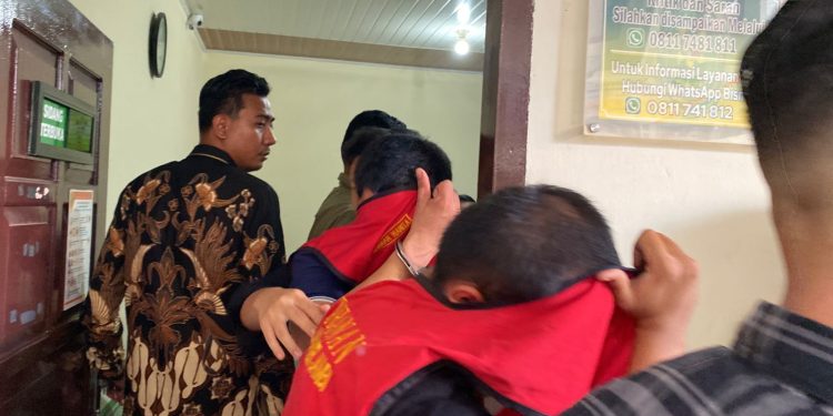 Terdakwa kasus peredaran sabu 58 kilogram usai menjalani sidang pemeriksaan di Pengadilan Negeri Jambi. (Dok: Rudi)