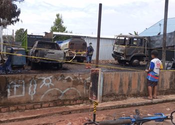 Petugas kepolisian melakukan penyelidikan di lokasi kebakaran bangunan yang diduga gudang minyak di kawasan belakang BPK Jambi. (DOk: Alpin)