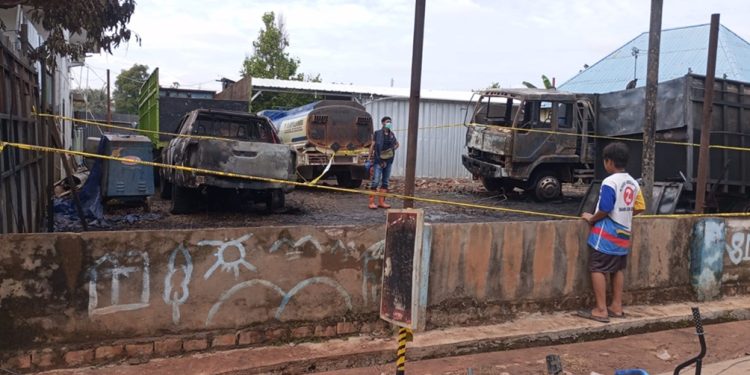 Petugas kepolisian melakukan penyelidikan di lokasi kebakaran bangunan yang diduga gudang minyak di kawasan belakang BPK Jambi. (DOk: Alpin)