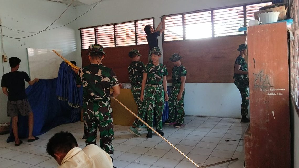 Personel Korem 042/Gapu bersama warga melakukan rehabilitasi Yayasan Kesejahteraan Anak di Pal Merah, Kota Jambi. (Dok: Alpin)