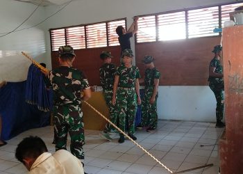 Personel Korem 042/Gapu bersama warga melakukan rehabilitasi Yayasan Kesejahteraan Anak di Pal Merah, Kota Jambi. (Dok: Alpin)