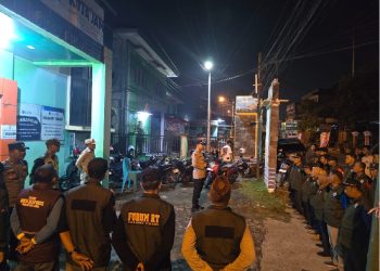 Kapolsek Jambi Timur, R. Deddy Wardana Gaos, bersama Forum RT, Karang Taruna, serta unsur masyarakat mengikuti apel patroli Harkamtibmas di halaman Kantor Lurah Tanjung Pinang, Minggu (24/5/2026) dini hari. (Dok: Alpin)