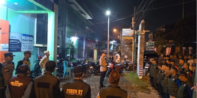 Kapolsek Jambi Timur, R. Deddy Wardana Gaos, bersama Forum RT, Karang Taruna, serta unsur masyarakat mengikuti apel patroli Harkamtibmas di halaman Kantor Lurah Tanjung Pinang, Minggu (24/5/2026) dini hari. (Dok: Alpin)
