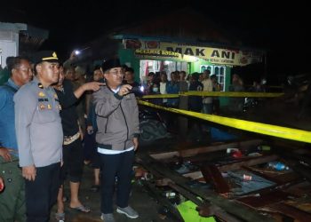Bupati Tanjung Jabung Barat Anwar Sadat meninjau langsung lokasi kebakaran di Kelurahan Teluk Nilau, Kecamatan Pengabuan. (Dok: Rahmat)